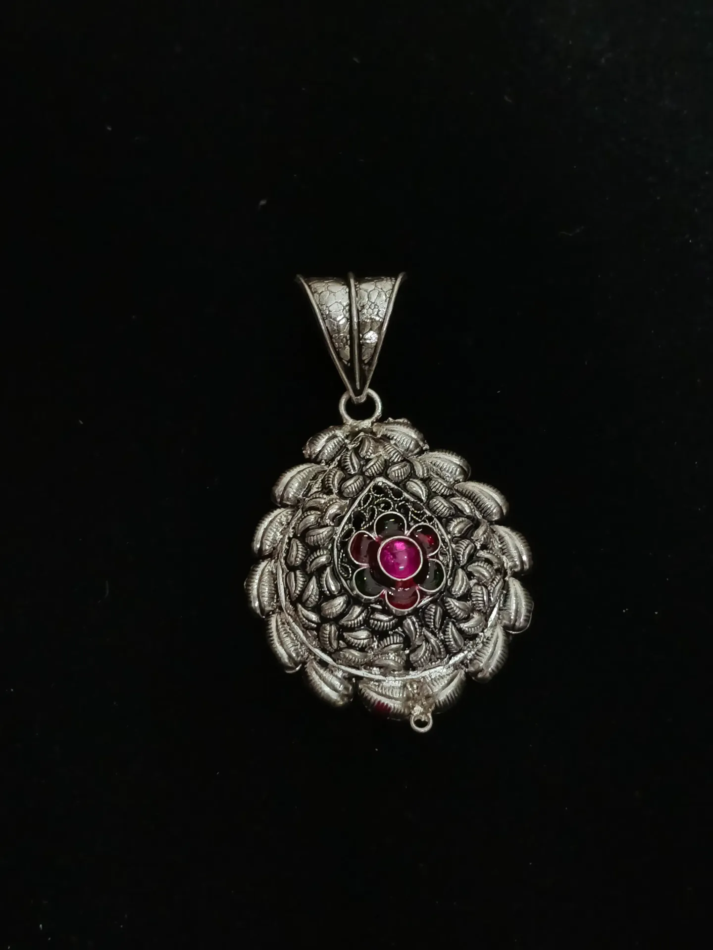 Drop locket